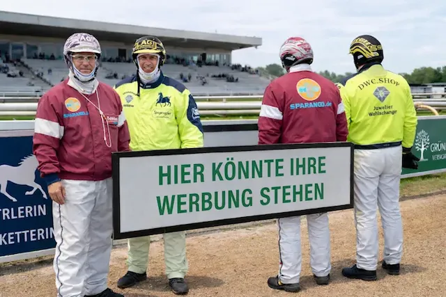 Bandenwerbung an einer Pferderennbahn